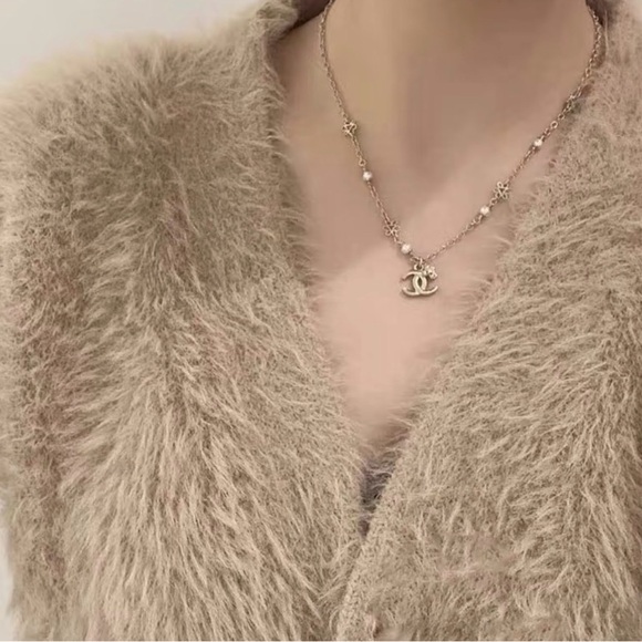 CHANEL Gold and Pearl Necklace - Picture 2 of 2